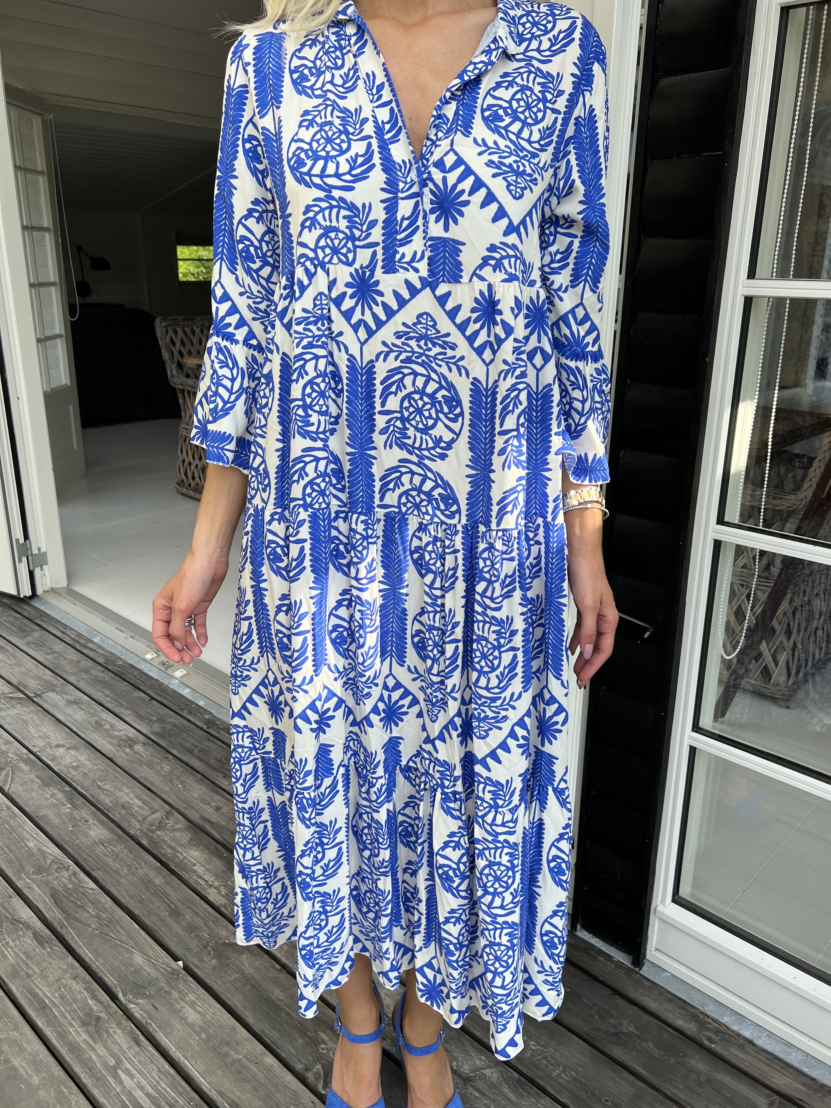 Petra - Lang hvid viscose skjortekjole med farvet mønster